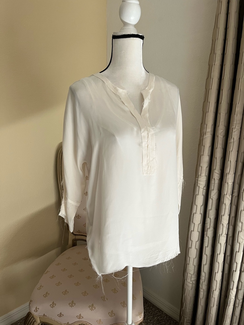 JAGA Silk Raw Frayed V-Neck Long Sleeve Cream Tunic Top. Size 1/US6